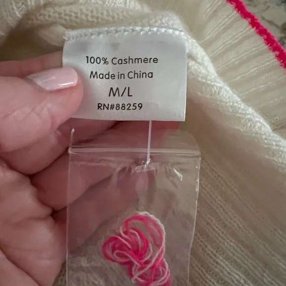 Cashmere Sweater with Pink Paradise Script made exclusively for Beau Rivage - Picture 4 of 7